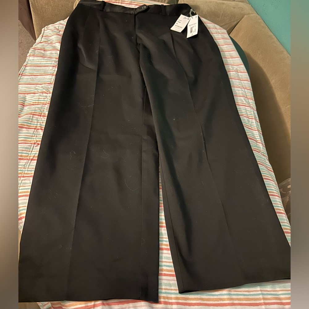 NWT Liz Claiborne pants in black in a size 10